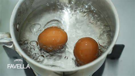 Uova sode appena cotte immerse in acqua fredda per il raffreddamento