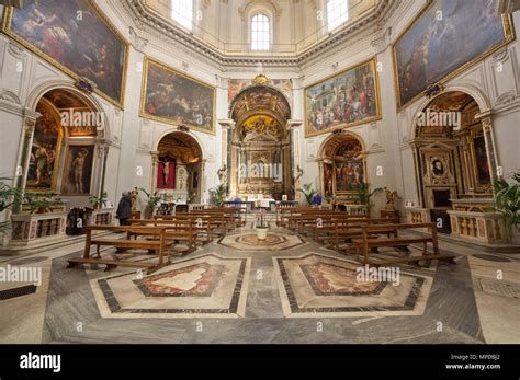 Interno della navata di Santa Maria della Pace a Milano