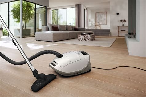 Aspirapolvere Hoover in azione su parquet