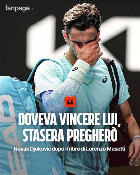 Lorenzo Musetti si tiene la coscia durante un match di tennis