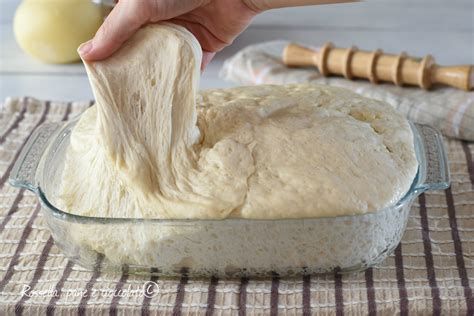 Tecniche di impastamento e pieghe per l'impasto pizza
